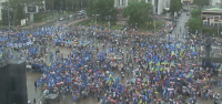 В Харькове митинг регионалов проходил под дождем, а в Донецке студентов выгоняли на улицы против воли