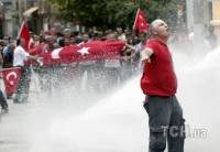 Водометы, фонтаны и слезоточивый газ: обычные будни турецких демонстрантов