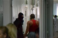 Жертву насильников из Врадиевки охраняют бойцы «Альфы»