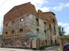 В центре Львова насчитали более двух десятков аварийных домов. Кому руины и вонь, а кому – дом родной