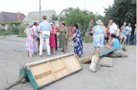 В Херсоне – своя акция протеста. Чтобы спасти дорогу, местные жители заблокировали ее… диваном