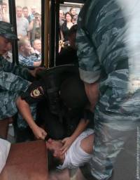 Что делал московский ОМОН со сторонником Навального в автозаке. Фоторепортаж с места событий