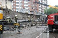В Красноярске опорная стена рухнула на проезжую часть, погибли люди