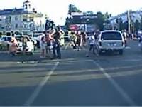 В Симферополе машина на «зебре» протаранила толпу пешеходов. Людей на руках уносили с дороги