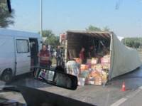 Вот она – сладкая жизнь… Около Житомира перевернулась фура с печеньем