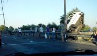 В Киеве автомобиль чуть не слетел с Московского моста