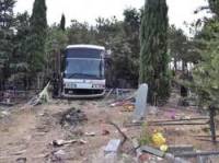 В Алуште переполненный автобус, чудом не сорвавшись в пропасть, разгромил кладбище
