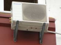 В Кривом Роге мужик, возвращаясь домой с десятого этажа по интернет-кабелю, решил отдохнуть на кондиционере