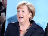 Из-за «неправильного» ожерелья Меркель в Twitter начались настоящие дебаты