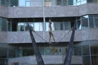 В Киеве появилась шестиметровая скульптура, которая во время ветра будет еще и шататься