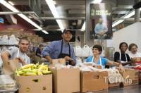 В Интернете появились фото Обамы в фартуке, пакующего бананы для обездоленных