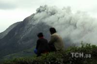 В Индонезии вулкан Синабург выбрасывает пепел и камни на высоту до двух километров