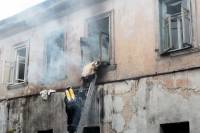 В Луганске с утра пораньше загорелся дом. Спасатели вытащили двух полуживых строителей
