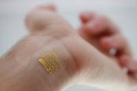 Ученые создали термометры, которые можно наклеивать на кожу