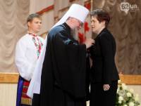 Ну, чем не подвиг? В день 25-летия супружеской жизни Виктора и Людмилы Янукович церковь наградила Люсю орденом