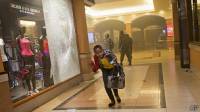 В торговом центре в Найроби продолжается стрельба и слышны взрывы