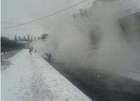 Не успел на Донбассе выпасть снег, как коммунальщики принялись… укладывать поверх него асфальт