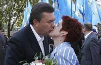 «Ну, как ты? — Ничего — Ну, давай, работай, а я на Турцию». Вот так Виктор Янукович и поздравил супругу Людмилу с днем рождения