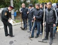 Пацанчики в спортивных костюмчиках с граблями в граблях – а кому еще могла выпасть сомнительная честь попасть под последний призыв в армию?