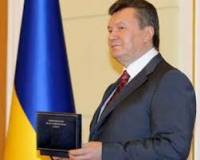 Его щедрость не знает границ. За время своего президентства Янукович раздал более 100 тыс. наград