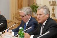 Азаров обсудил с Коксом и Квасьневским принятие еврозаконов