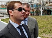 Борьба с гомосексуалистами в России буксует: Дмитрий Медведев носит женские очки. Точно такие же, как и Элтон Джон