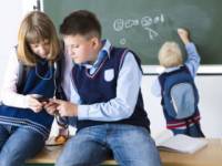 Мальчишки и девчонки, а также их родители… протестуют в Ужгороде против отмены осенних каникул