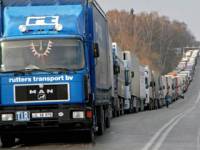 Несмотря на все обещания, на украинско-российской границе все еще находятся сотни фур
