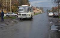 На Закарпатье маршрутка влетела в остановку. Четыре женщины оказались под колесами