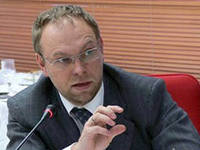 Власенко вручено подозрение в неоднократном избиении жены