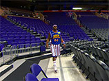 В США установлен новый рекорд по дальности баскетбольного броска. Бросать пришлось с трибуны