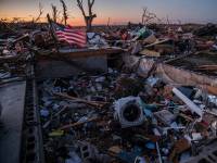 Серия мощных торнадо обрушилась на США. Разрушены сотни домов