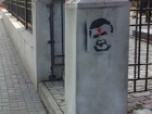 В Кременчуге появились граффити с лицом, похожим на Януковича, с красной точкой на лбу
