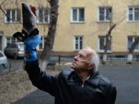 101-летний сибиряк готовится к олимпийской эстафете, бегая с горбушей в руках вместо факела