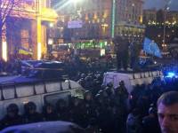 Накал страстей на Майдане усиливается. В соцсетях говорят о железных палках, тысячах бойцов «Беркута» и о... революции