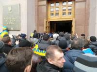 Митингующие захватили здание КГГА