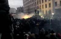 Беркут начал зачистку территории возле АПУ. Бьют всех подряд