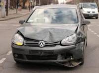 В Кривом Роге Volkswagen мощным пинком опрокинул на бок Renault