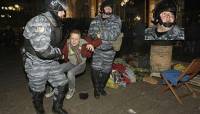 Очевидцы вместе с журналистами пытаются установить личности силовиков, громивших Евромайдан