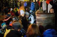 Киевляне несут на Евромайдан теплые вещи, а активисты обживаются в здании мэрии