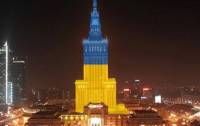 Самое высокое здание в Польше окрасилось в цвета украинского флага