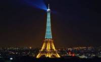 В соцсетях распространили фейковое фото желто-синей Эйфелевой башни