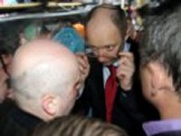 Яценюк плавно перешел от требований отправить Азарова в отставку к требованиям, чтобы Азаров работал