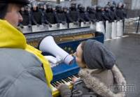 Активисты Евромайдана развлекали «Беркут» под АП игрой на фортепиано. Фоторепортаж с места событий