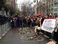 Девушки с Евромайдана подарили силовикам огромное сердце из цветов. Фоторепортаж с места событий