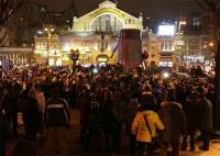 Десятки «дикарей» в центре Киева добивают молотом памятник Ленину