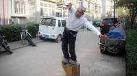 Чтобы избавиться от болей в спине, китаец носит ботинки по… 196 кг каждый