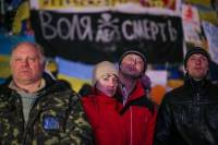 Вечер на Майдане: бутерброды на баррикадах и уборка снега