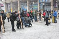 Еще один день из жизни Евромайдана. Люди укрепляют палатки, чистят лед и греются у костров