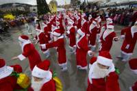 Деды Морозы устроили в Ялте парад, плавно переходящий в шоу